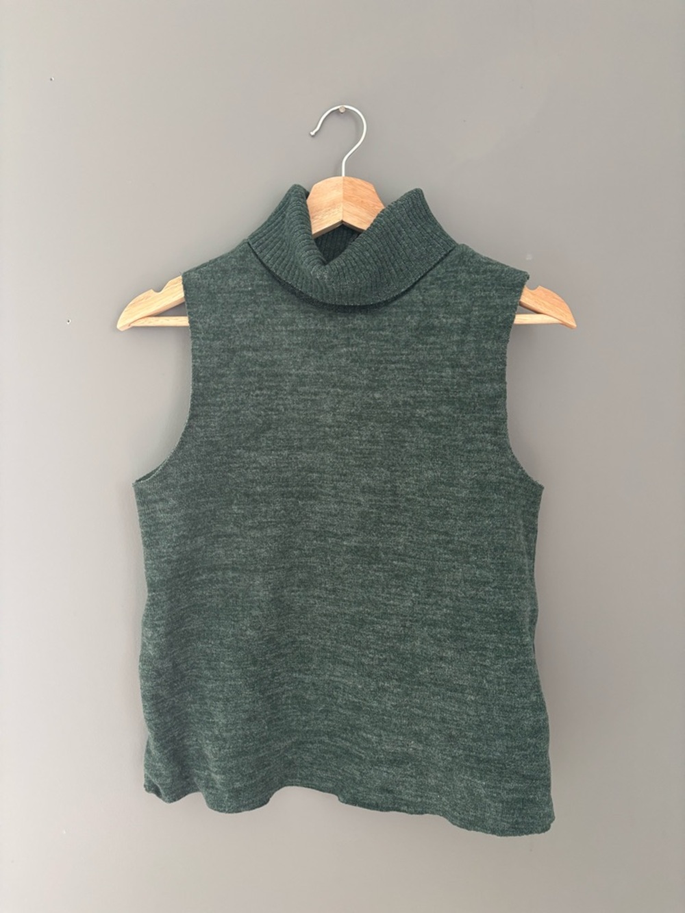 Zara Sleeveless Turtleneck Knit Top in Forest Green | Size Small